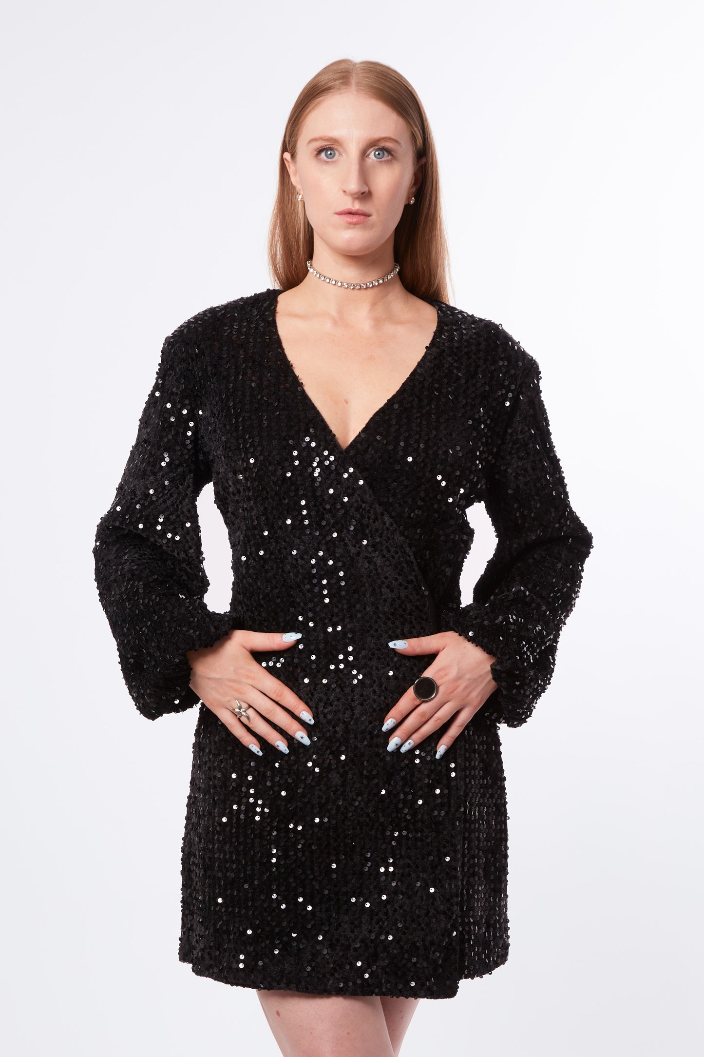 Forburi shimmer dress – radiant and flowy metallic summer dress designed for coastal evenings and festive nights. Keywords: shimmer dress women, robe brillante femme, robe soirée été, metallic dress, sparkle chic summerwear, tenue de fête, summer vibes, riviera vibes, paris summer vibes, Forburi Paris, Forburi, womenswear, womenswearcasual