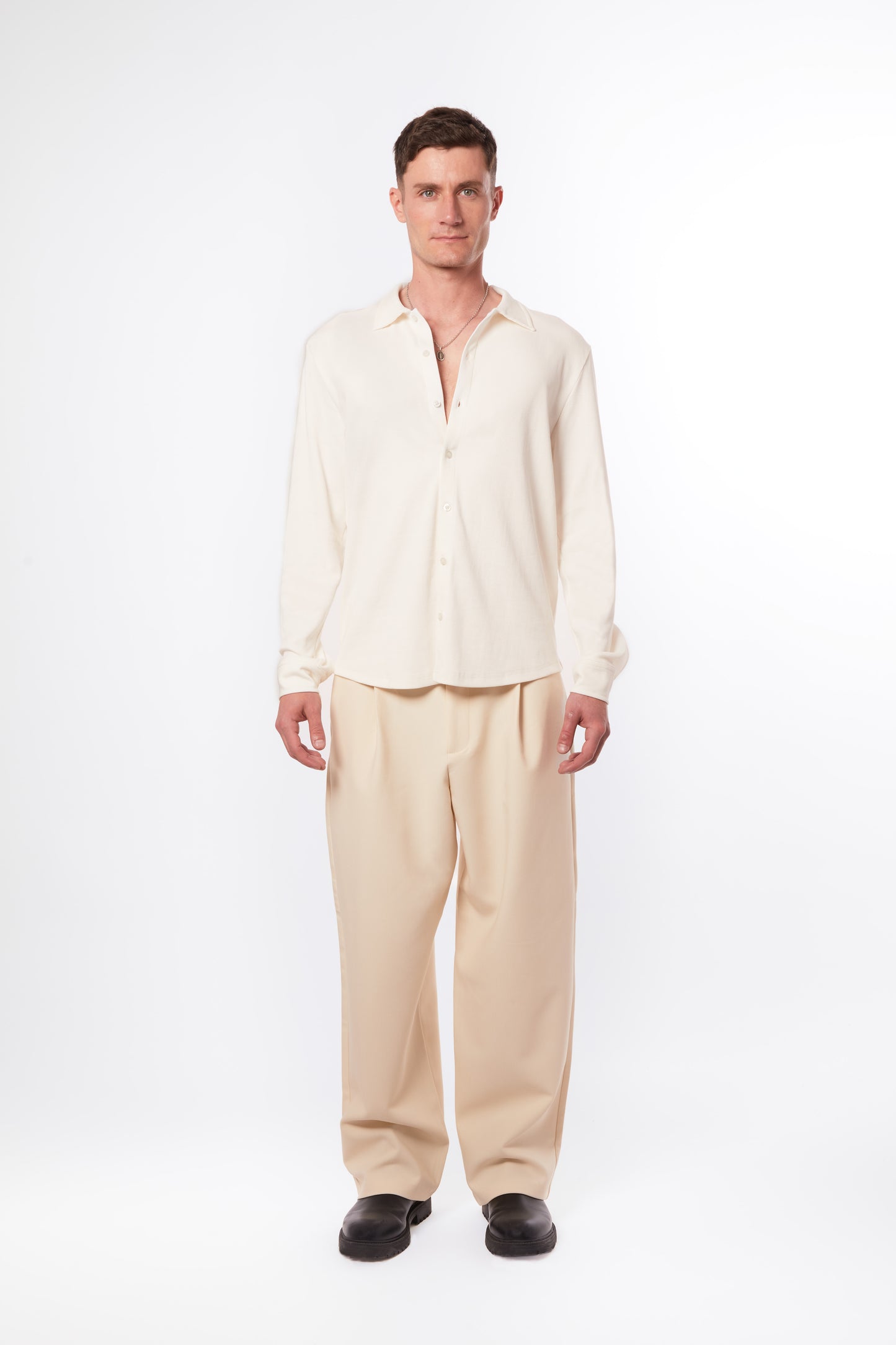 Forburi ecru shirt for men – minimalist beige cotton shirt with soft tailoring and Parisian summer aesthetic. Ideal for casual chic looks and lightweight summer layers. Keywords: ecru shirt men, chemise homme beige, chemise légère été, neutral tone shirt, Parisian menswear, chic décontracté, premium casualwear, riviera vibes, paris summer vibes, Forburi Paris, Forburi, Forburimen, menswear, menswearcasual
