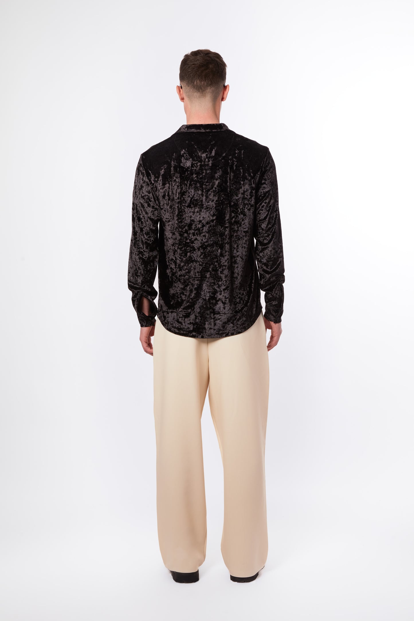 Forburi black velvet shirt for men – timeless phantom black velvet with a minimalist cut, designed for chic Parisian nights. Refined yet bold. Keywords: black velvet shirt men, chemise velours noir homme, chemise élégante soirée, luxe parisien, premium menswear, shirt homme noir, soirée estivale, riviera vibes, paris summer vibes, Forburi Paris, Forburi, Forburimen, menswear, menswearcasual