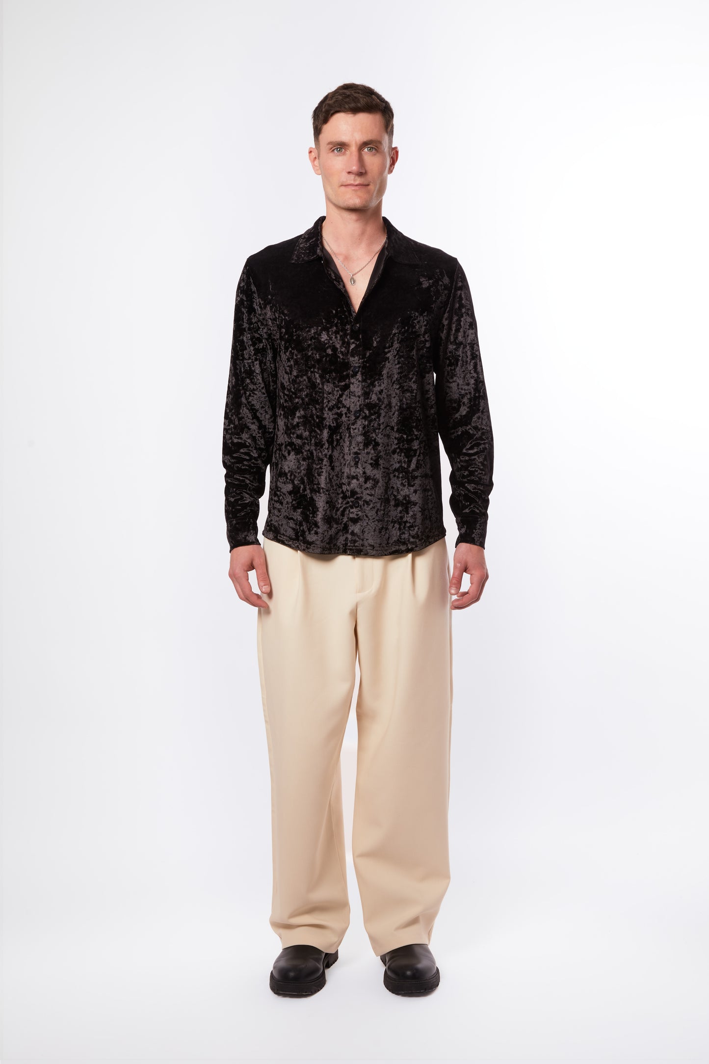 Chemise noire en velours glacé