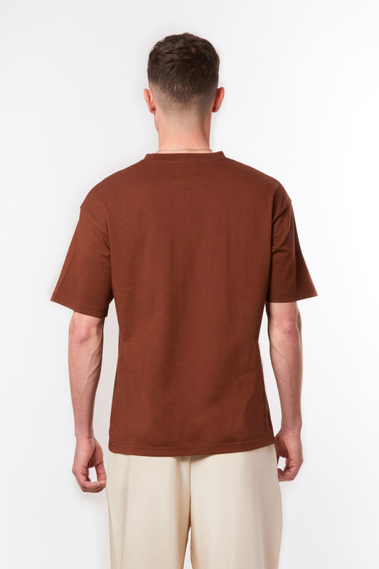 brown t-shirt men, coffee tone men’s tee, earthy tone fashion for men, t-shirt marron homme, premium basics for men, minimalist Parisian style, cotton streetwear tee, inspired by Arket, inspired by A.P.C., summer vibes, riviera vibes, paris summer vibes, Forburi Paris, Forburi, Forburimen, menswear, menswearcasual