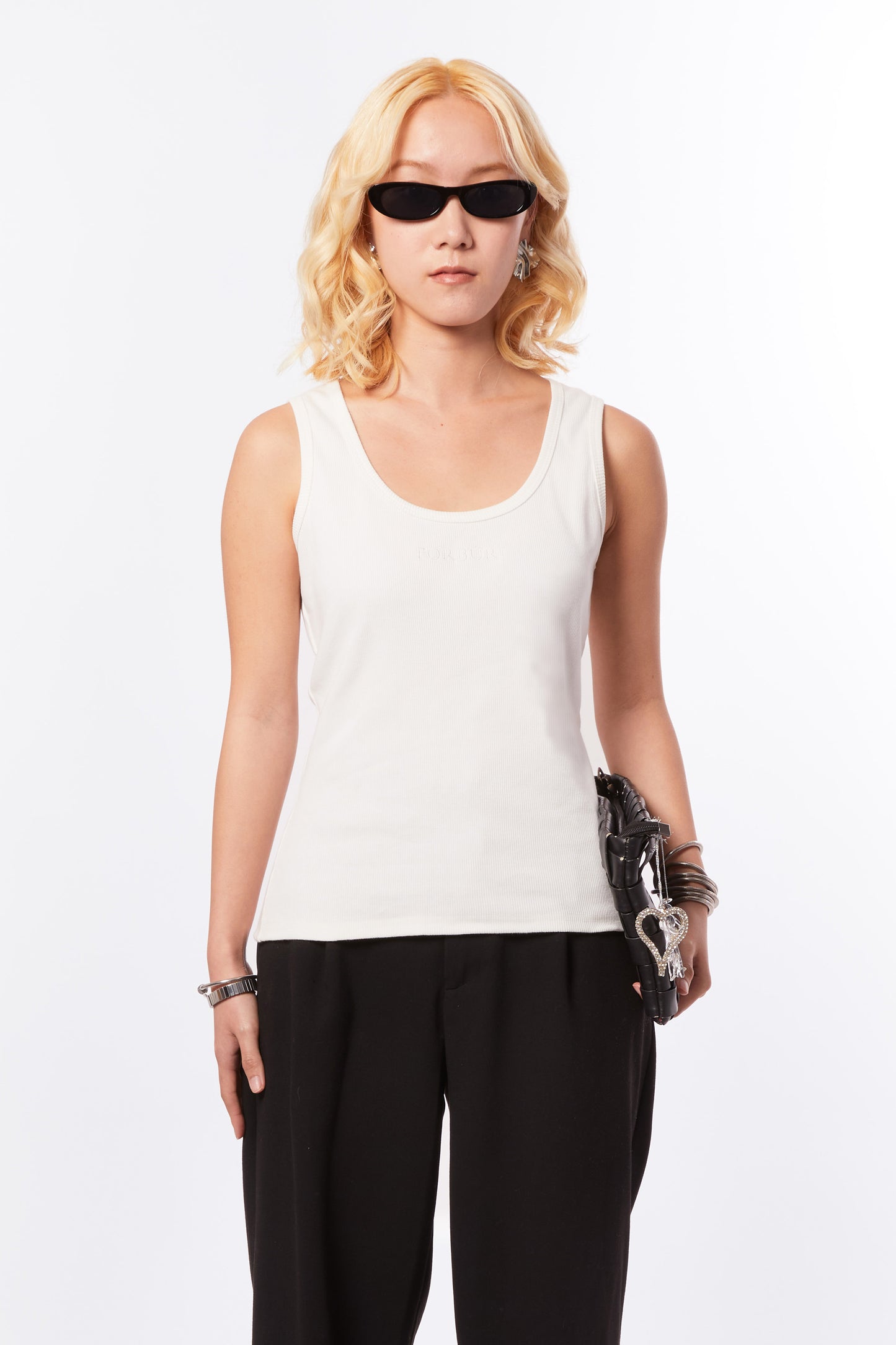Forburi white tank top for women – minimalist cotton tank in fresh white, ideal for everyday summer outfits or underlayers. Keywords: white tank top women, débardeur blanc femme, tank top été, basic summer top, chic minimaliste, neutral wardrobe staple, summer vibes, riviera vibes, paris summer vibes, Forburi Paris, Forburi, womenswear, womenswearcasual