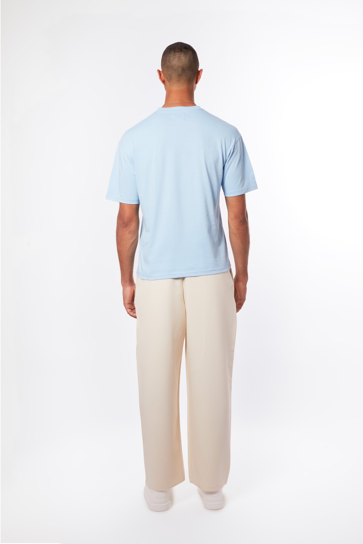 Lagoon blue men’s T-shirt by Forburi Paris. Premium cotton with a minimalist design for a fresh, timeless summer look inspired by European coastal style. Lagoon blue men’s T-shirt – Forburi premium cotton summer essential with minimalist logo – perfect for urban men’s fashion with fresh coastal vibes (t-shirt homme bleu lagon, style été, vibes balnéaires).