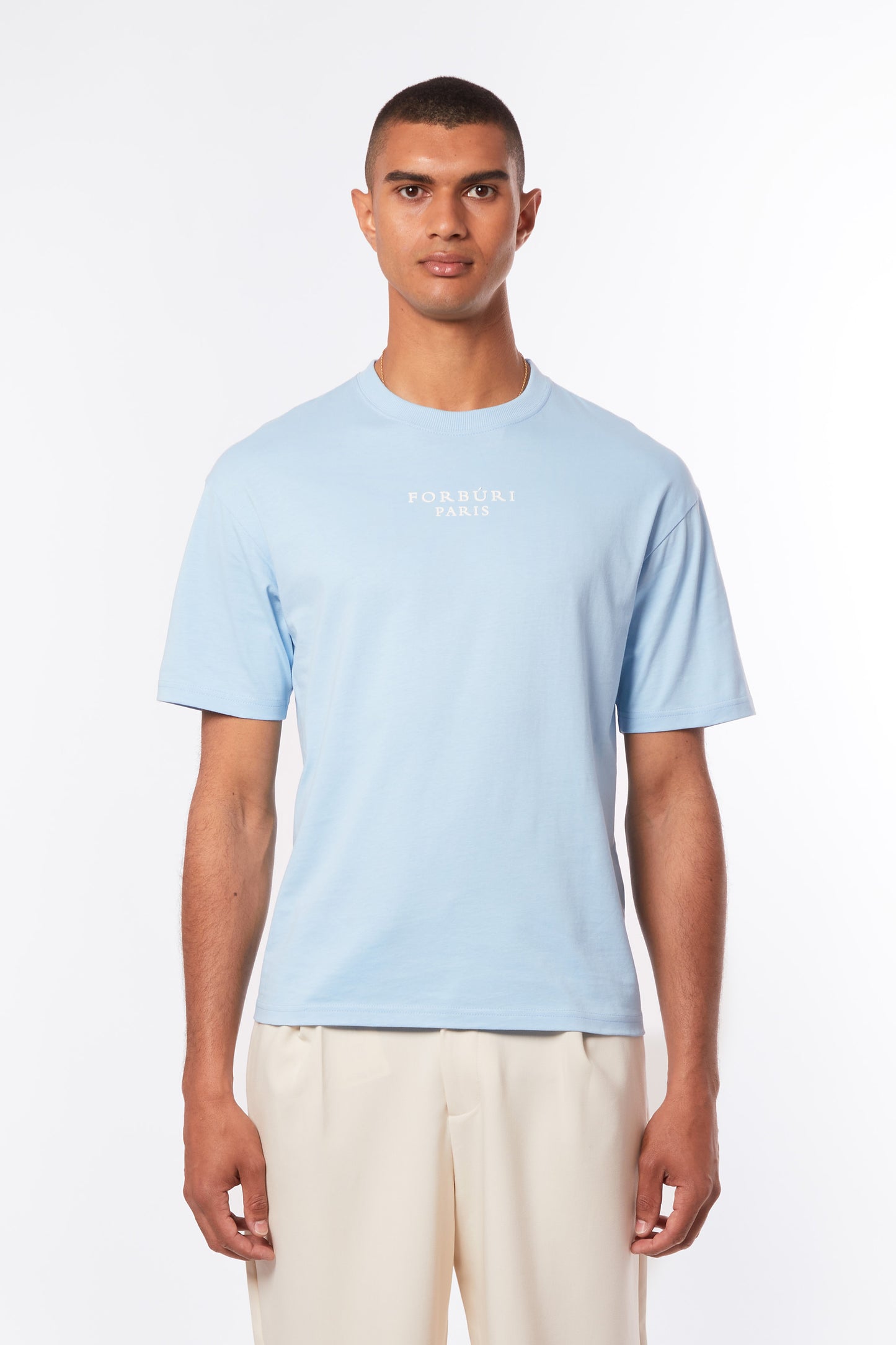 Lagoon blue men’s T-shirt by Forburi Paris. Premium cotton with a minimalist design for a fresh, timeless summer look inspired by European coastal style. Lagoon blue men’s T-shirt – Forburi premium cotton summer essential with minimalist logo – perfect for urban men’s fashion with fresh coastal vibes (t-shirt homme bleu lagon, style été, vibes balnéaires).