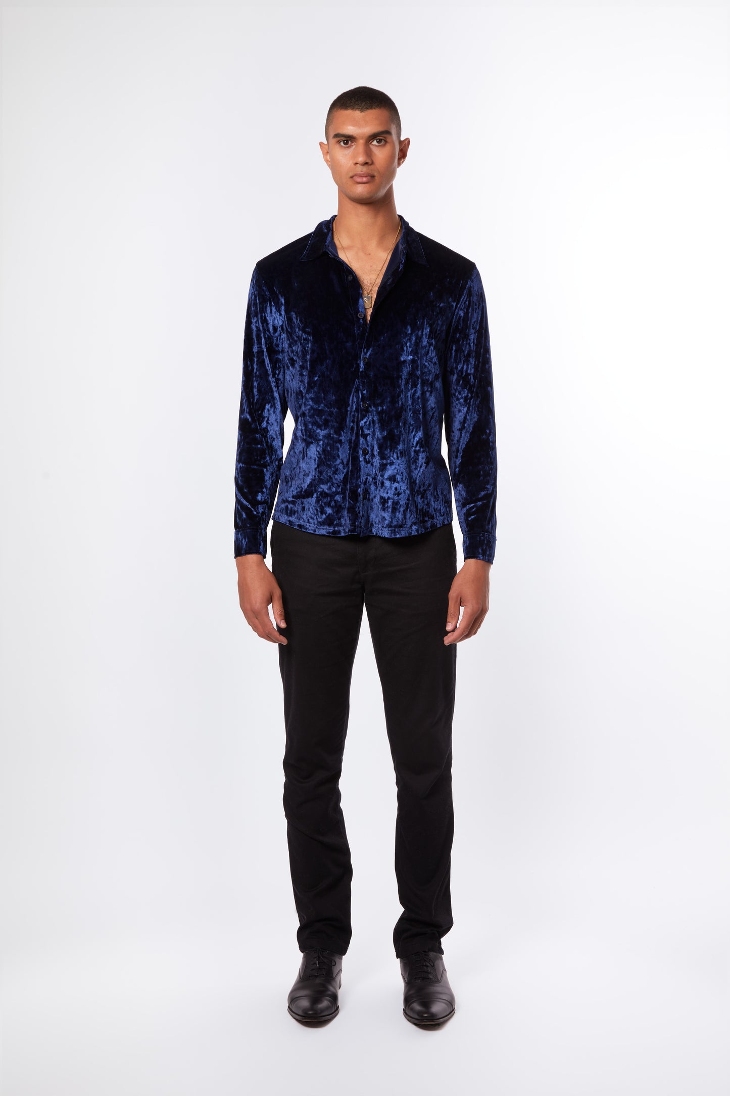 Forburi blue velvet shirt for men – luxurious lagoon blue velvet with refined French detailing, perfect for elevated evening wear or summer soirées. Keywords: blue velvet shirt men, chemise homme velours bleu, chemise de soirée, luxe masculin, summer evening wear, velvet menswear, shirt homme élégant, paris summer vibes, riviera vibes, Forburi Paris, Forburi, Forburimen, menswear, menswearcasual