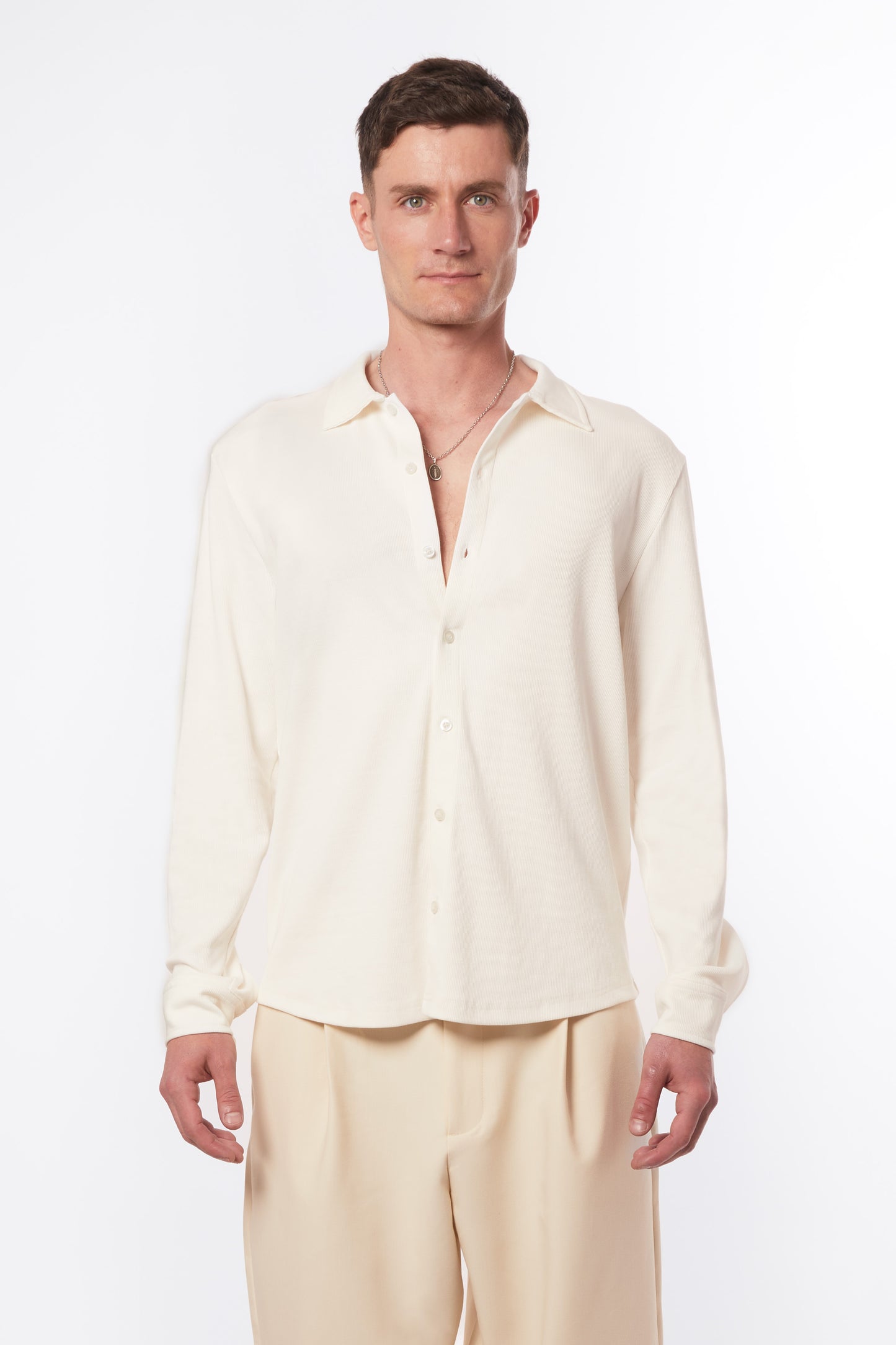 Forburi ecru shirt for men – minimalist beige cotton shirt with soft tailoring and Parisian summer aesthetic. Ideal for casual chic looks and lightweight summer layers. Keywords: ecru shirt men, chemise homme beige, chemise légère été, neutral tone shirt, Parisian menswear, chic décontracté, premium casualwear, riviera vibes, paris summer vibes, Forburi Paris, Forburi, Forburimen, menswear, menswearcasual