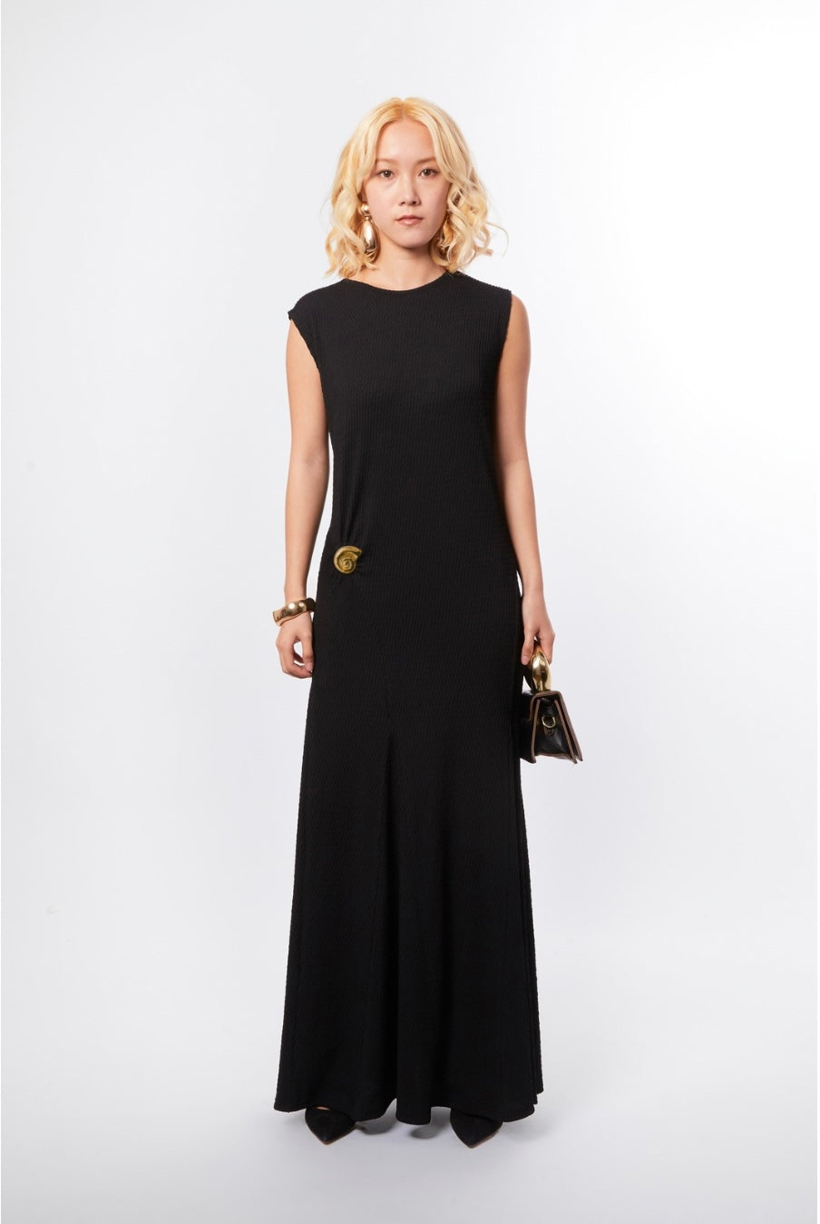 Robe noire texturée avec broche escargot