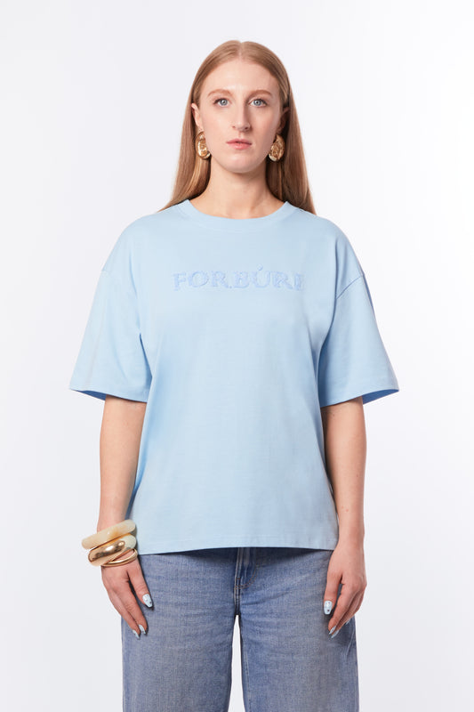 Forburi blue chenille T-shirt for women – textured lagoon blue tee for bold but soft summer looks. Keywords: blue chenille t-shirt, t-shirt femme bleu texturé, luxe t-shirt femme, textured summerwear, t-shirt chic femme, paris summer vibes, riviera vibes, Forburi Paris, Forburi, womenswear, womenswearcasual
