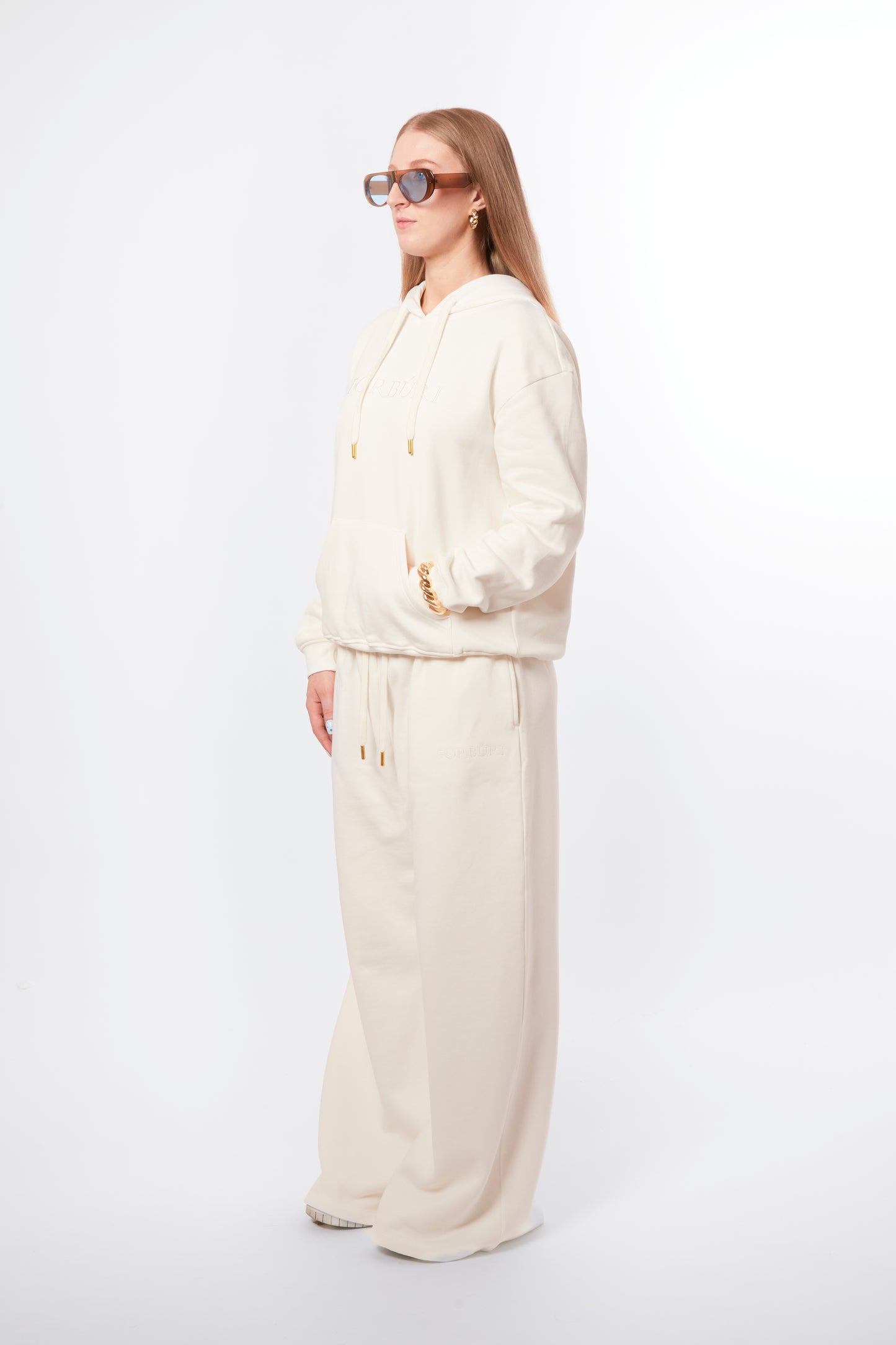 Forburi ecru co-ord set for women – matching beige hoodie and pants in soft cotton with a relaxed fit. Ideal for neutral summer looks with a Parisian twist. Keywords: ecru co-ord women, beige coord set femme, ensemble coordonné femme, tenue beige été, summer loungewear, casualwear femme, chic décontracté, paris summer vibes, riviera vibes, Forburi Paris, Forburi, womenswear, womenswearcasual