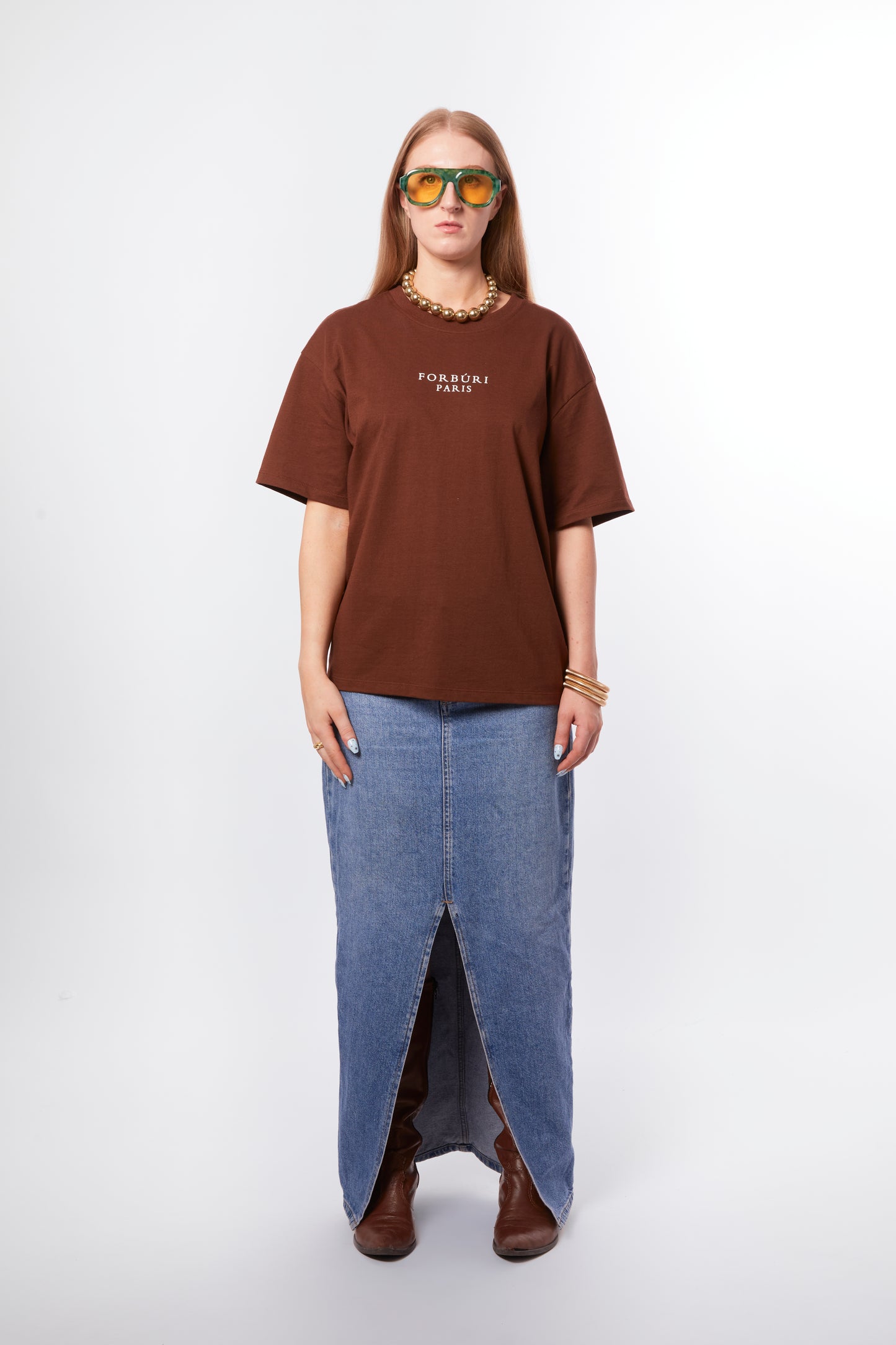 Forburi coffee brown T-shirt for women – earthy brown cotton tee with Parisian chic and relaxed summer feel. Keywords: brown t-shirt women, t-shirt femme marron, neutral tone t-shirt, cotton casualwear femme, relaxed chic femme, summer vibes, riviera vibes, paris summer vibes, Forburi Paris, Forburi, womenswear, womenswearcasual

