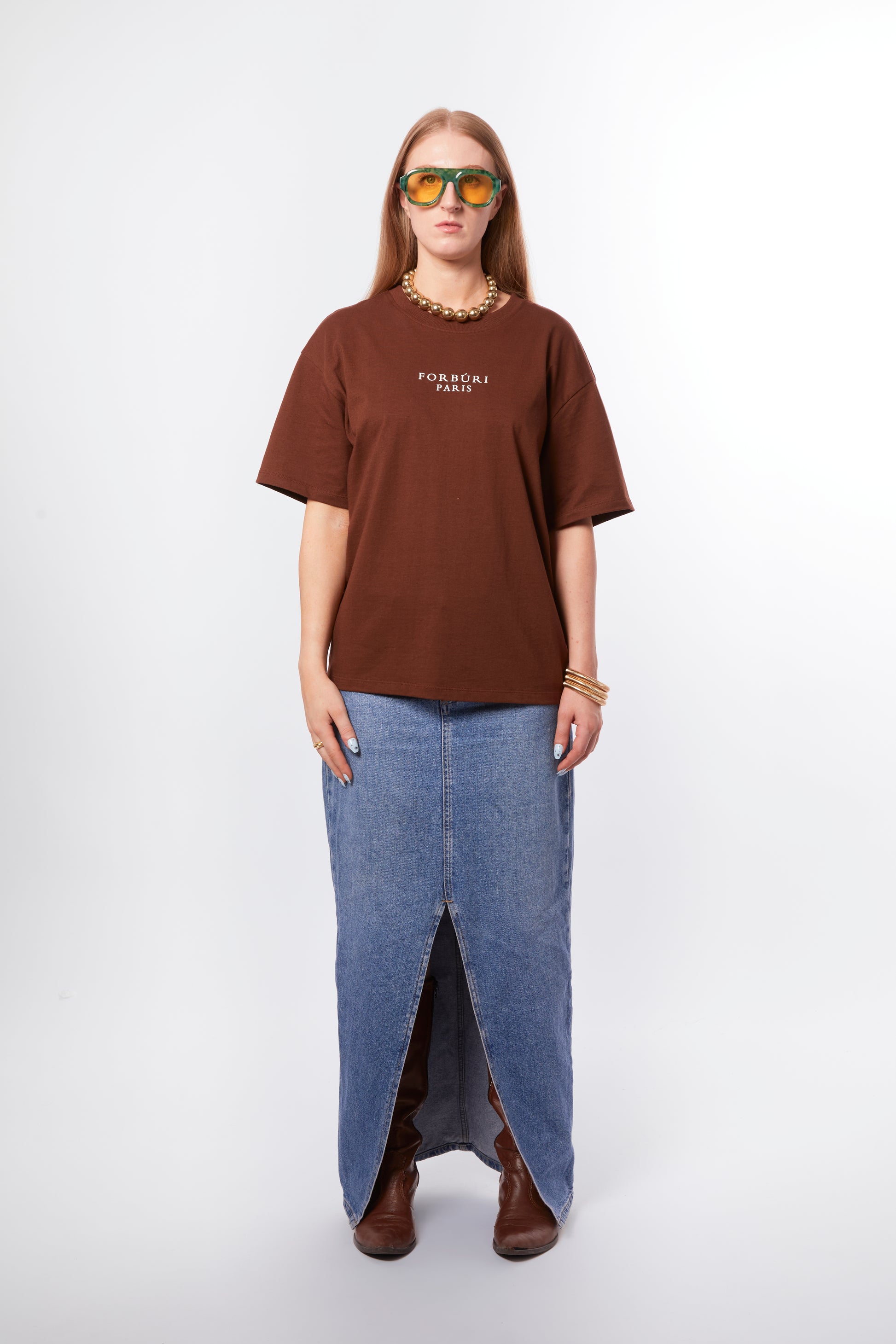 Forburi coffee brown T-shirt for women – earthy brown cotton tee with Parisian chic and relaxed summer feel. Keywords: brown t-shirt women, t-shirt femme marron, neutral tone t-shirt, cotton casualwear femme, relaxed chic femme, summer vibes, riviera vibes, paris summer vibes, Forburi Paris, Forburi, womenswear, womenswearcasual

