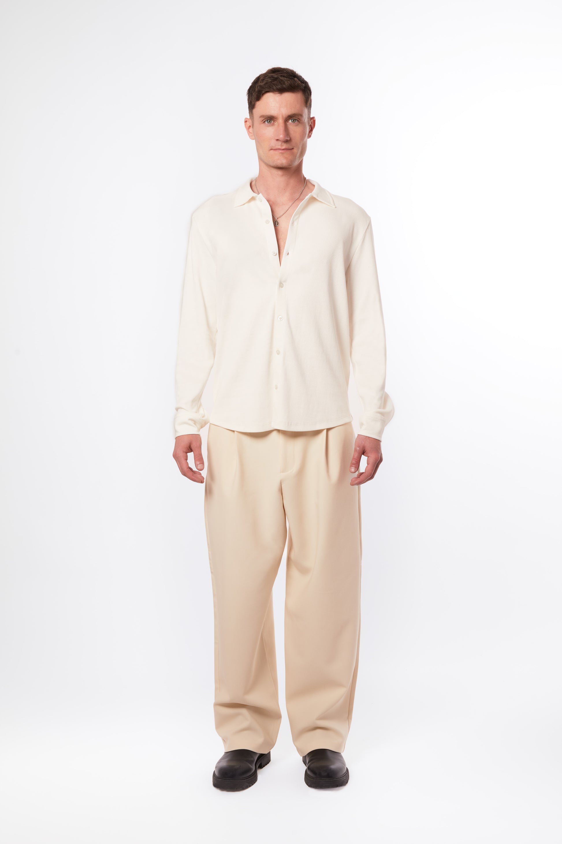 Forburi ecru shirt for men – minimalist beige cotton shirt with soft tailoring and Parisian summer aesthetic. Ideal for casual chic looks and lightweight summer layers. Keywords: ecru shirt men, chemise homme beige, chemise légère été, neutral tone shirt, Parisian menswear, chic décontracté, premium casualwear, riviera vibes, paris summer vibes, Forburi Paris, Forburi, Forburimen, menswear, menswearcasual
