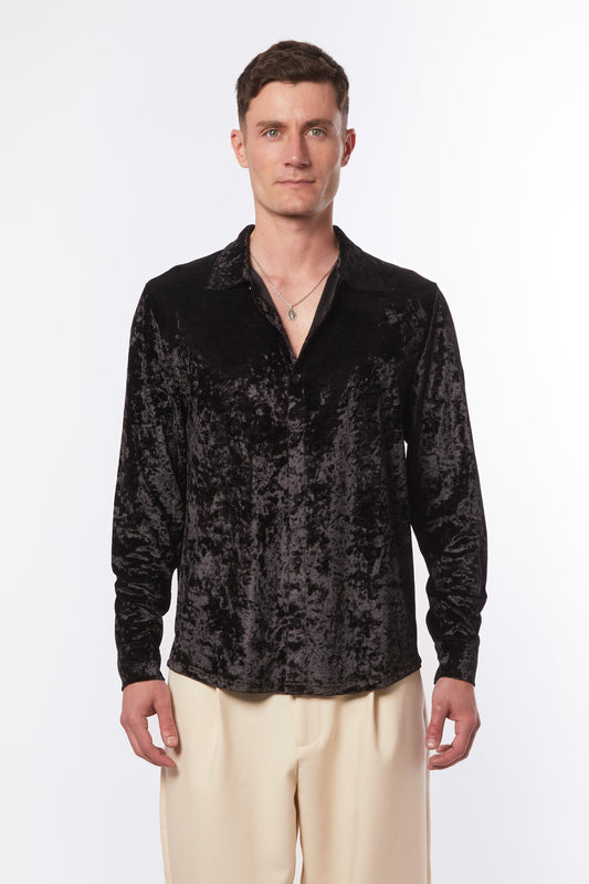 Forburi black velvet shirt for men – timeless phantom black velvet with a minimalist cut, designed for chic Parisian nights. Refined yet bold. Keywords: black velvet shirt men, chemise velours noir homme, chemise élégante soirée, luxe parisien, premium menswear, shirt homme noir, soirée estivale, riviera vibes, paris summer vibes, Forburi Paris, Forburi, Forburimen, menswear, menswearcasual

