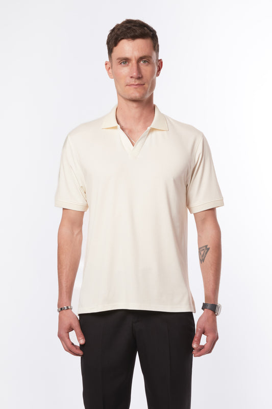 Forburi ecru men’s polo shirt – neutral beige cotton polo with subtle logo and refined summer fit. Designed for minimalist wardrobes with a clean Parisian feel. Keywords: ecru polo shirt men, polo homme beige, neutral tone men’s polo, minimalist polo for men, summer basics, chemise polo coton homme, paris summer vibes, riviera vibes, Forburi Paris, Forburi, Forburimen, menswear, menswearcasual
