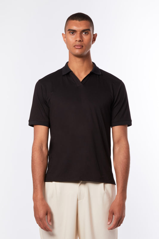 Forburi black polo shirt for men – phantom black cotton polo with structured fit and subtle detailing. Perfect for smart-casual summer looks. Keywords: black polo shirt men, polo homme noir, classic cotton polo, modern streetwear polo, chemise polo noire, summer menswear, premium basics, paris summer vibes, riviera vibes, Forburi Paris, Forburi, Forburimen, menswear, menswearcasual

