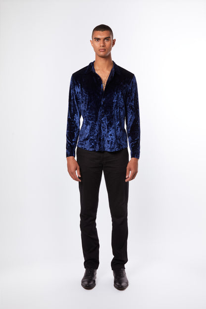 Forburi blue velvet shirt for men – luxurious lagoon blue velvet with refined French detailing, perfect for elevated evening wear or summer soirées. Keywords: blue velvet shirt men, chemise homme velours bleu, chemise de soirée, luxe masculin, summer evening wear, velvet menswear, shirt homme élégant, paris summer vibes, riviera vibes, Forburi Paris, Forburi, Forburimen, menswear, menswearcasual