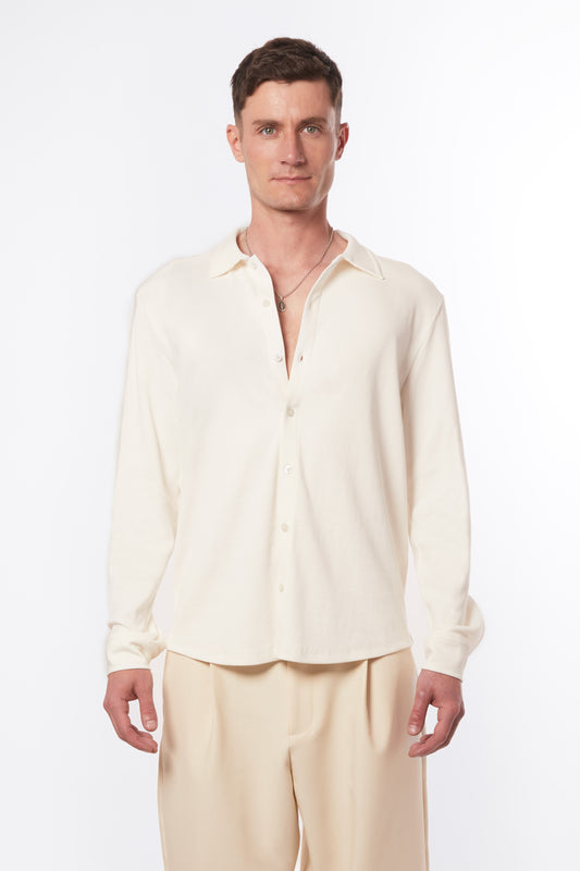 Forburi ecru shirt for men – minimalist beige cotton shirt with soft tailoring and Parisian summer aesthetic. Ideal for casual chic looks and lightweight summer layers. Keywords: ecru shirt men, chemise homme beige, chemise légère été, neutral tone shirt, Parisian menswear, chic décontracté, premium casualwear, riviera vibes, paris summer vibes, Forburi Paris, Forburi, Forburimen, menswear, menswearcasual