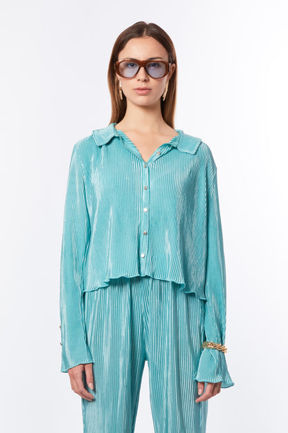Forburi turquoise shirt – bold yet soft button-down in ocean tones, great for layering or solo wear. Keywords: turquoise shirt women, chemise turquoise femme, chemise été colorée, coastal chic shirt, summer vibes, riviera vibes, paris summer vibes, Forburi Paris, Forburi, womenswear, womenswearcasual
