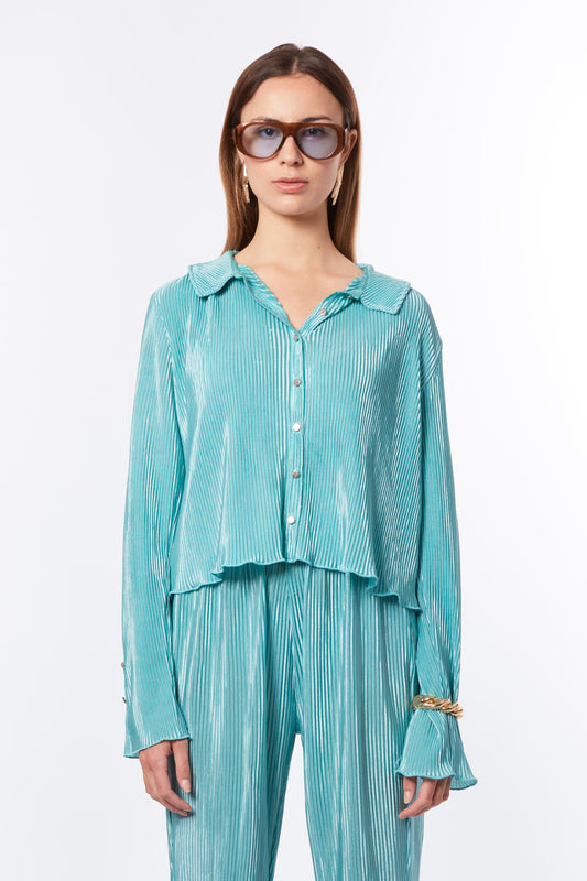 Forburi turquoise shirt – bold yet soft button-down in ocean tones, great for layering or solo wear. Keywords: turquoise shirt women, chemise turquoise femme, chemise été colorée, coastal chic shirt, summer vibes, riviera vibes, paris summer vibes, Forburi Paris, Forburi, womenswear, womenswearcasual
