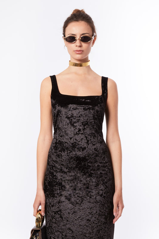 Forburi velvet dress – elegant minimalist velvet dress in a rich texture for chic summer nights. Keywords: velvet dress women, robe velours femme, robe soirée été, soft velvet summerwear, luxe parisien, style épuré, summer vibes, riviera vibes, paris summer vibes, Forburi Paris, Forburi, womenswear, womenswearcasual
